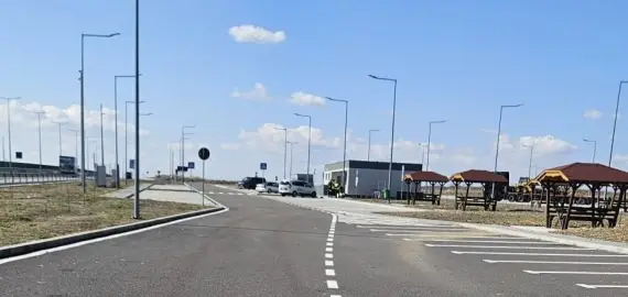 Foto Două noi parcări au fost deschise pe Drumul Expres Craiova-Pitești, în zona Balș