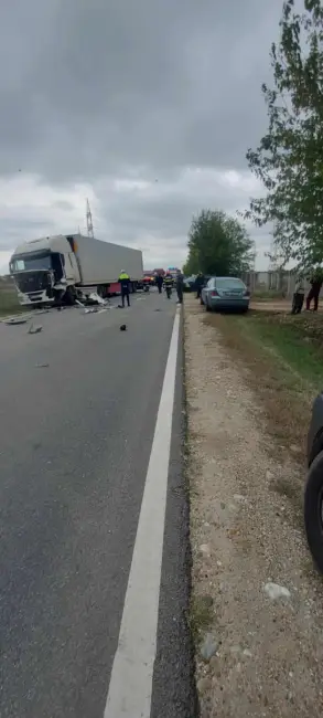 Foto FOTO. Accident pe DN 64, la Pleşoiu, cu un TIR şi un autoturism (UPDATE)