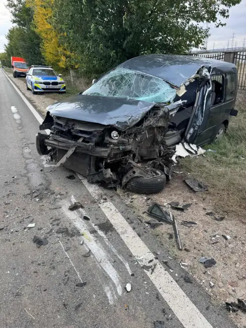 Foto FOTO. Accident pe DN 64, la Pleşoiu, cu un TIR şi un autoturism (UPDATE)