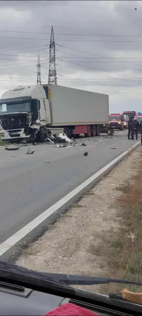 Foto FOTO. Accident pe DN 64, la Pleşoiu, cu un TIR şi un autoturism (UPDATE)