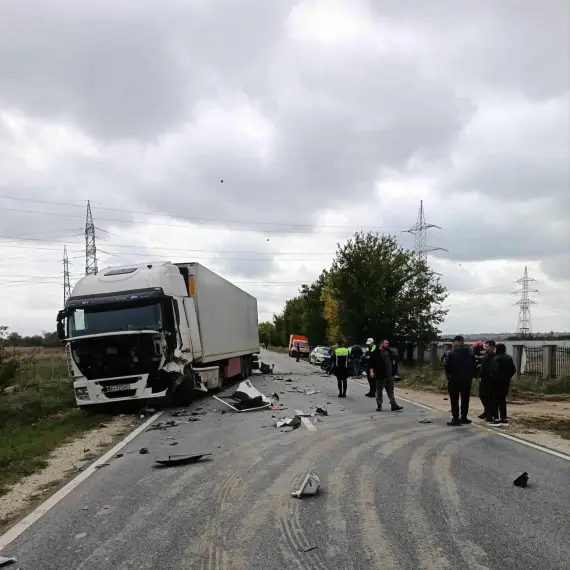 Foto FOTO. Accident pe DN 64, la Pleşoiu, cu un TIR şi un autoturism (UPDATE)