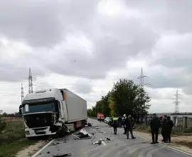 Foto FOTO. Accident pe DN 64, la Pleşoiu, cu un TIR şi un autoturism