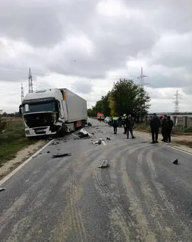 Foto FOTO. Accident pe DN 64, la Pleşoiu, cu un TIR şi un autoturism