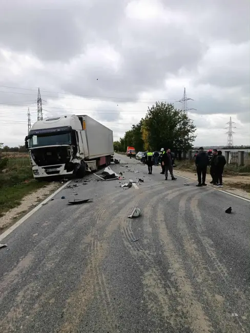Foto FOTO. Accident pe DN 64, la Pleşoiu, cu un TIR şi un autoturism (UPDATE)