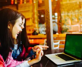 Foto De ce sunt populare turneele de sloturi online?