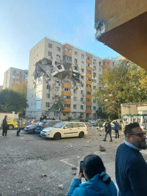 Foto Explozie puternică în Capitală. Apartamente distruse complet, mai mulţi răniţi şi cel puţin două persoane decedate