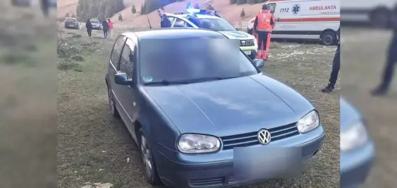 Foto Doi tineri din Bacău au fost găsiți morți într-o mașină, pe un câmp din Harghita. Fata era împuşcată în piept, iar tânărul în cap
