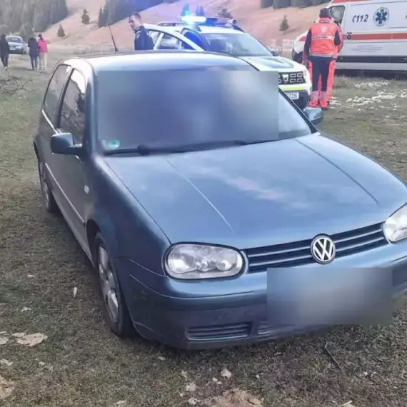 Foto Doi tineri din Bacău au fost găsiți morți într-o mașină, pe un câmp din Harghita. Fata era împuşcată în piept, iar tânărul în cap