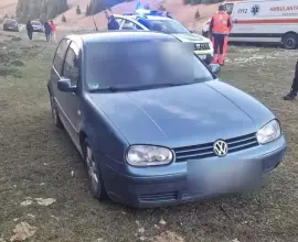 Foto Doi tineri din Bacău au fost găsiți morți într-o mașină, pe un câmp din Harghita. Fata era împuşcată în piept, iar tânărul în cap