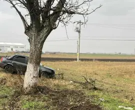 Foto Accident pe DN 54, la Comanca. Un şofer a intrat într-un pom de pe marginea drumului