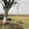 Foto Accident pe DN 54, la Comanca. Un şofer a intrat într-un pom de pe marginea drumului