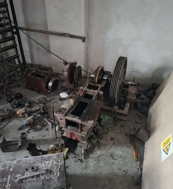Foto Locatarii unui bloc din Slatina acuză Primăria că montează un lift doar până la etajul 5, deși proiectul prevede 6 etaje