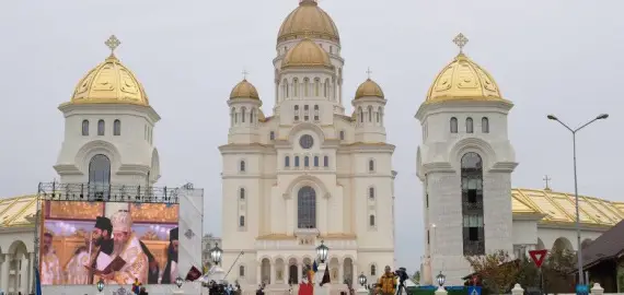 Foto Hartă interactivă pentru a vedea în timp real unde se termină rândul pelerinilor care trec prin altarul Catedralei Naționale