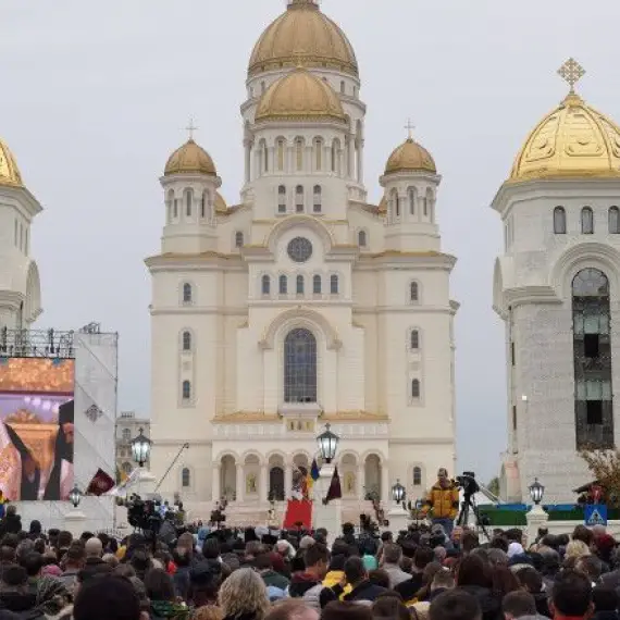 Foto Hartă interactivă pentru a vedea în timp real unde se termină rândul pelerinilor care trec prin altarul Catedralei Naționale