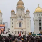 Foto Hartă interactivă pentru a vedea în timp real unde se termină rândul pelerinilor care trec prin altarul Catedralei Naționale