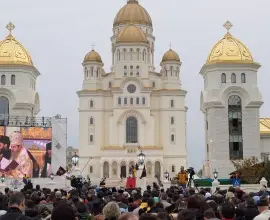 Foto Hartă interactivă pentru a vedea în timp real unde se termină rândul pelerinilor care trec prin altarul Catedralei Naționale