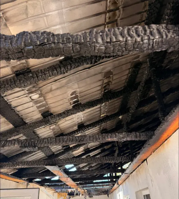 Foto Apel umanitar: O familie cu două fetițe, din Valea Mare, a rămas fără casă în urma unui incendiu devastator