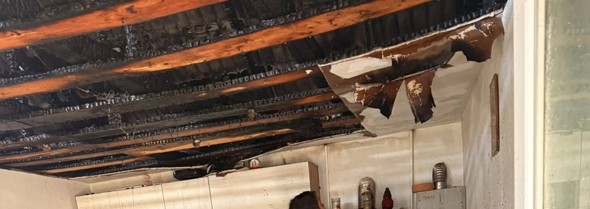 Foto Apel umanitar: O familie cu două fetițe, din Valea Mare, a rămas fără casă în urma unui incendiu devastator