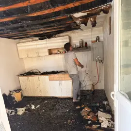 Foto Apel umanitar: O familie cu două fetițe, din Valea Mare, a rămas fără casă în urma unui incendiu devastator