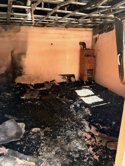 Foto Apel umanitar: O familie cu două fetițe, din Valea Mare, a rămas fără casă în urma unui incendiu devastator