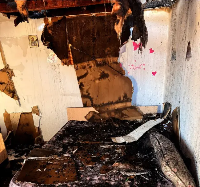 Foto Apel umanitar: O familie cu două fetițe, din Valea Mare, a rămas fără casă în urma unui incendiu devastator