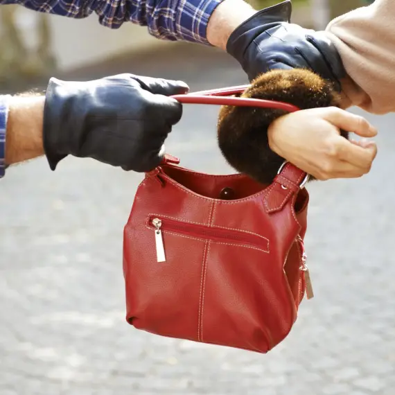 Foto Creștere alarmantă a furturilor din buzunare și autoturisme în județul Olt, în pofida scăderii generale a infracționalității