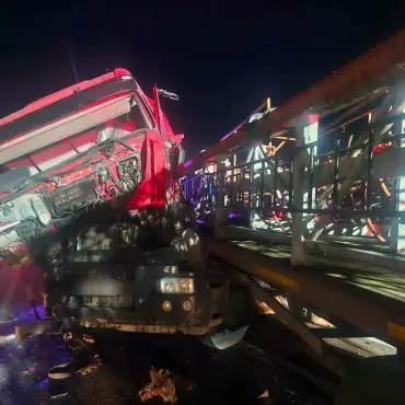 Foto Un autocamion a intrat în parapet, pe DEx 12, în zona Negreni