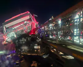 Foto Un autocamion a intrat în parapet, pe DEx 12, în zona Negreni