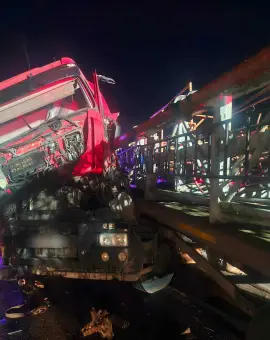 Foto Un autocamion a intrat în parapet, pe DEx 12, în zona Negreni