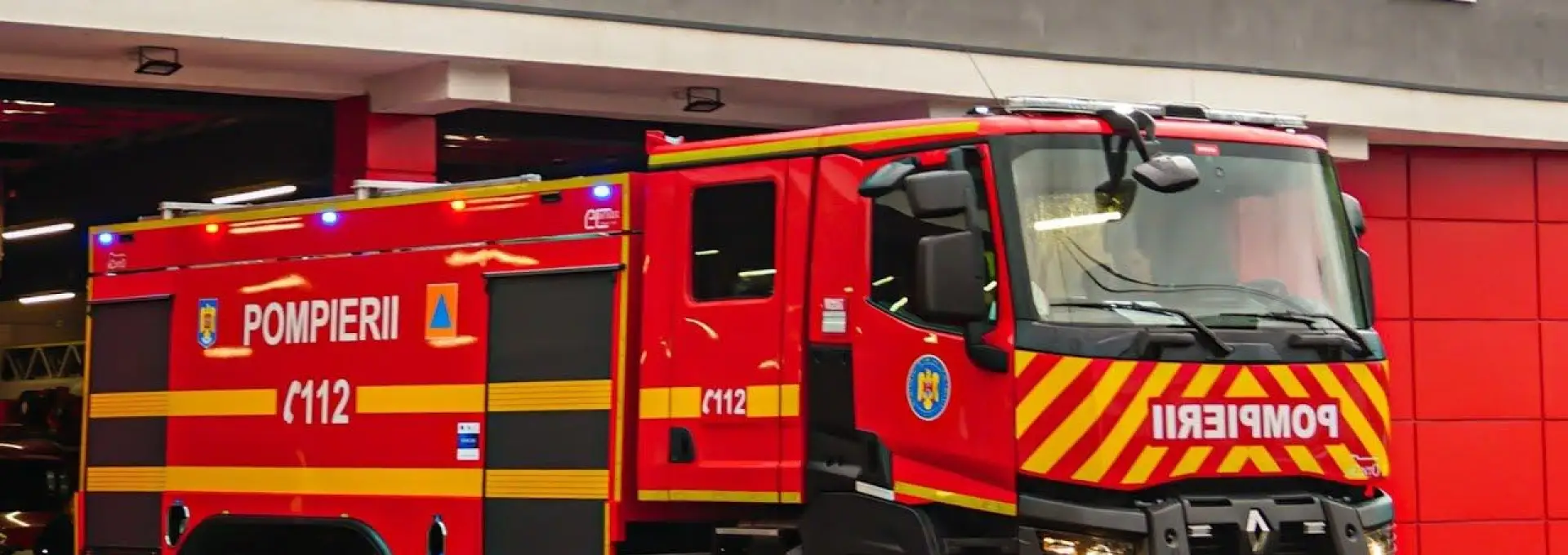 Foto Autospecială ISU Olt, răsturnată în timpul deplasării către accidentul de pe Drumul Expres. Cinci pompieri răniţi