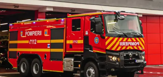Foto Autospecială ISU Olt, răsturnată în timpul deplasării către accidentul de pe Drumul Expres. Cinci pompieri răniţi