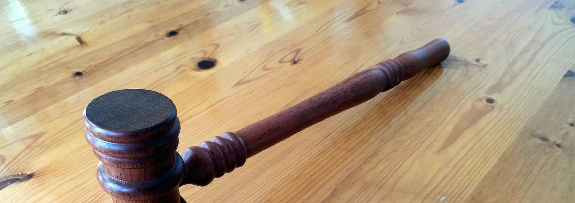 Foto Un tânăr din Izbiceni, condamnat la 10 ani de închisoare pentru uciderea mamei sale. Crima care a cutremurat o comunitate