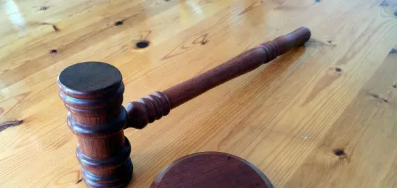 Foto Un tânăr din Izbiceni, condamnat la 10 ani de închisoare pentru uciderea mamei sale. Crima care a cutremurat o comunitate