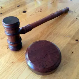 Foto Un tânăr din Izbiceni, condamnat la 10 ani de închisoare pentru uciderea mamei sale. Crima care a cutremurat o comunitate