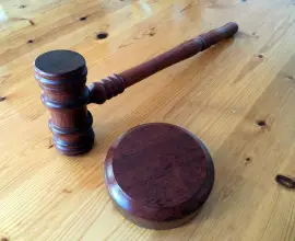 Foto Un tânăr din Izbiceni, condamnat la 10 ani de închisoare pentru uciderea mamei sale. Crima care a cutremurat o comunitate