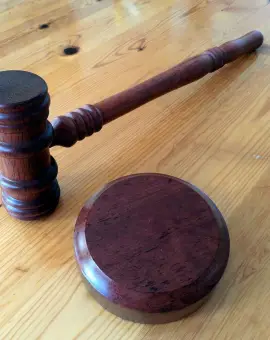 Foto Un tânăr din Izbiceni, condamnat la 10 ani de închisoare pentru uciderea mamei sale. Crima care a cutremurat o comunitate