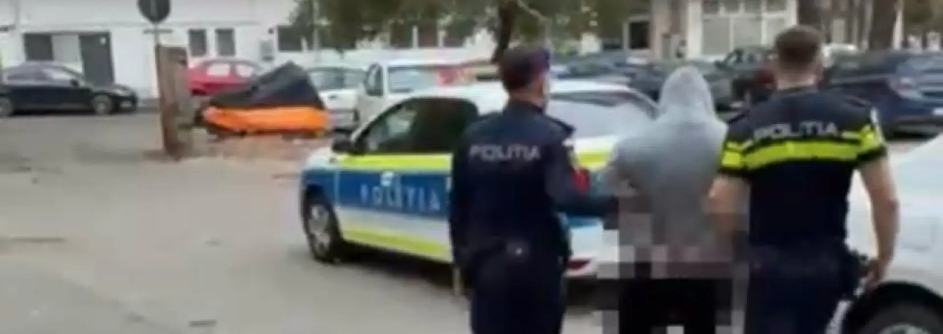 Foto Doi copii din Slatina, bătuţi de un bărbat în Craiova. Agresorul, reţinut de poliţişti (VIDEO)