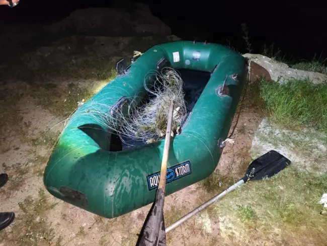 Foto Jandarmii au aplicat sute de amenzi și au confiscat zeci de unelte folosite la braconaj pe râul Olt, în primele zece luni ale anului