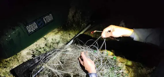 Foto Jandarmii au aplicat sute de amenzi și au confiscat zeci de unelte folosite la braconaj pe râul Olt, în primele zece luni ale anului