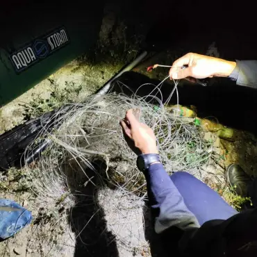 Foto Jandarmii au aplicat sute de amenzi și au confiscat zeci de unelte folosite la braconaj pe râul Olt, în primele zece luni ale anului