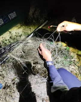 Foto Jandarmii au aplicat sute de amenzi și au confiscat zeci de unelte folosite la braconaj pe râul Olt, în primele zece luni ale anului