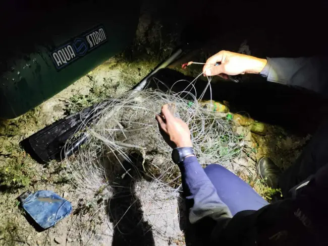 Foto Jandarmii au aplicat sute de amenzi și au confiscat zeci de unelte folosite la braconaj pe râul Olt, în primele zece luni ale anului