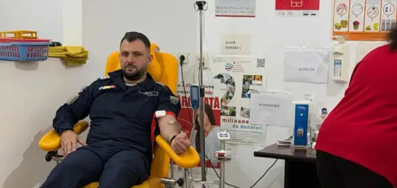 Foto Jandarmii olteni s-au alăturat campaniei „Donează sânge! Salvează o viaţă!”