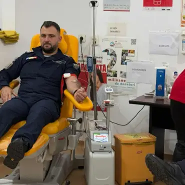 Foto Jandarmii olteni s-au alăturat campaniei „Donează sânge! Salvează o viaţă!”