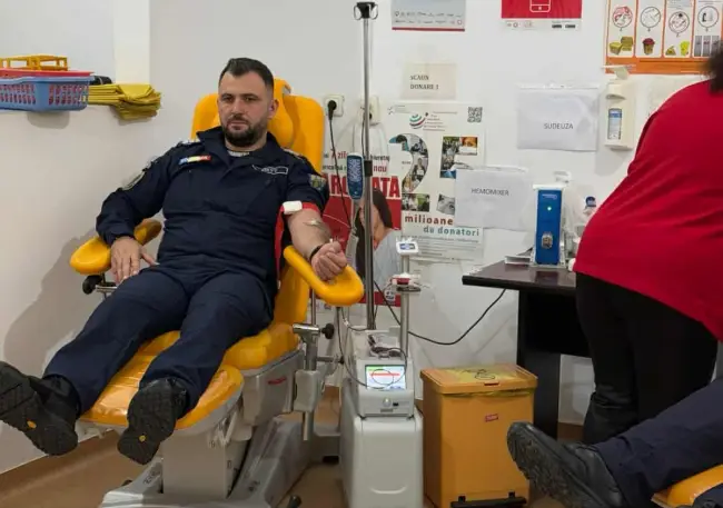 Foto Jandarmii olteni s-au alăturat campaniei „Donează sânge! Salvează o viaţă!”