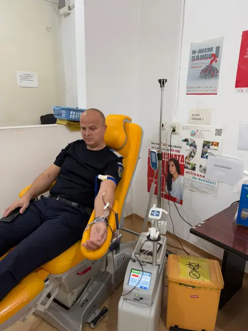 Foto Jandarmii olteni s-au alăturat campaniei „Donează sânge! Salvează o viaţă!”