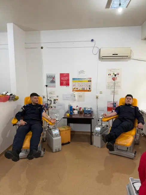 Foto Jandarmii olteni s-au alăturat campaniei „Donează sânge! Salvează o viaţă!”