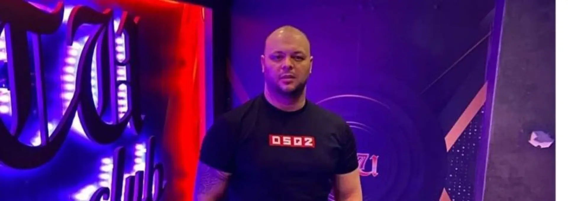 Foto A început judecata pentru bătăușul lui De Mezzo, Eduard Fierăscu, acuzat că l-a atacat pe consilierul județean Ciprian Alexe