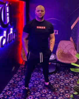 Foto A început judecata pentru bătăușul lui De Mezzo, Eduard Fierăscu, acuzat că l-a atacat pe consilierul județean Ciprian Alexe