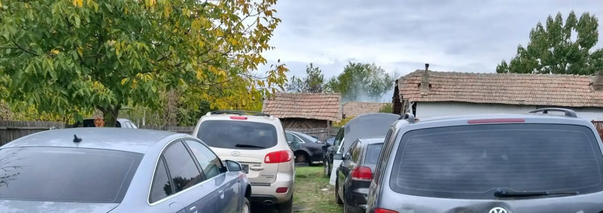 Foto Polițiștii de frontieră și Garda de Mediu au descoperit un „cimitir” de mașini la Ianca. Proprietarul sancționat cu 10.000 de lei (FOTO)